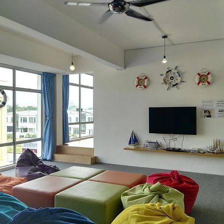 Roof Talk Theme Hostel Johor Bahru Esterno foto