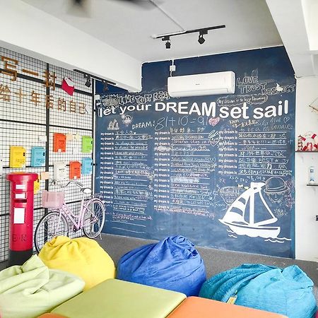 Roof Talk Theme Hostel Johor Bahru Esterno foto