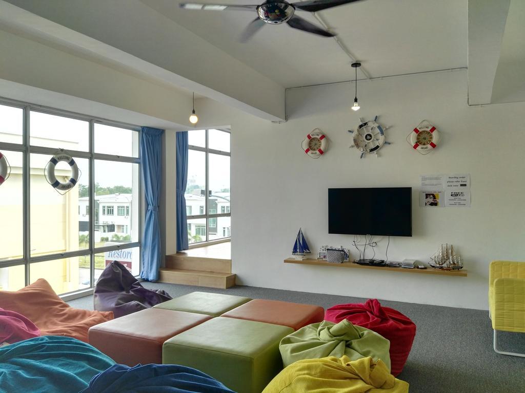 Roof Talk Theme Hostel Johor Bahru Esterno foto