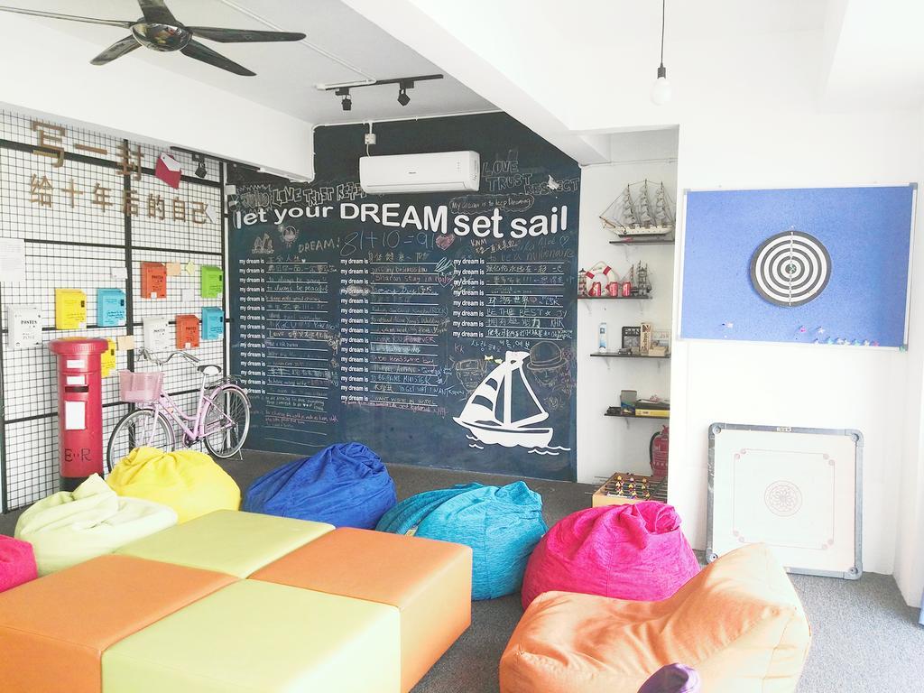 Roof Talk Theme Hostel Johor Bahru Esterno foto