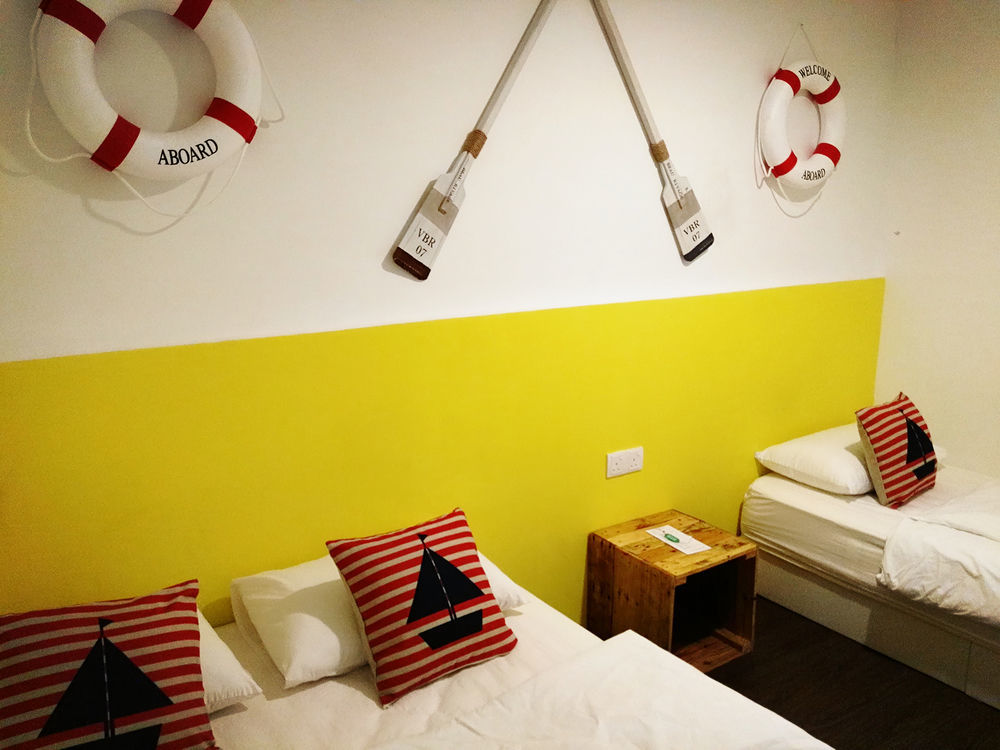 Roof Talk Theme Hostel Johor Bahru Esterno foto