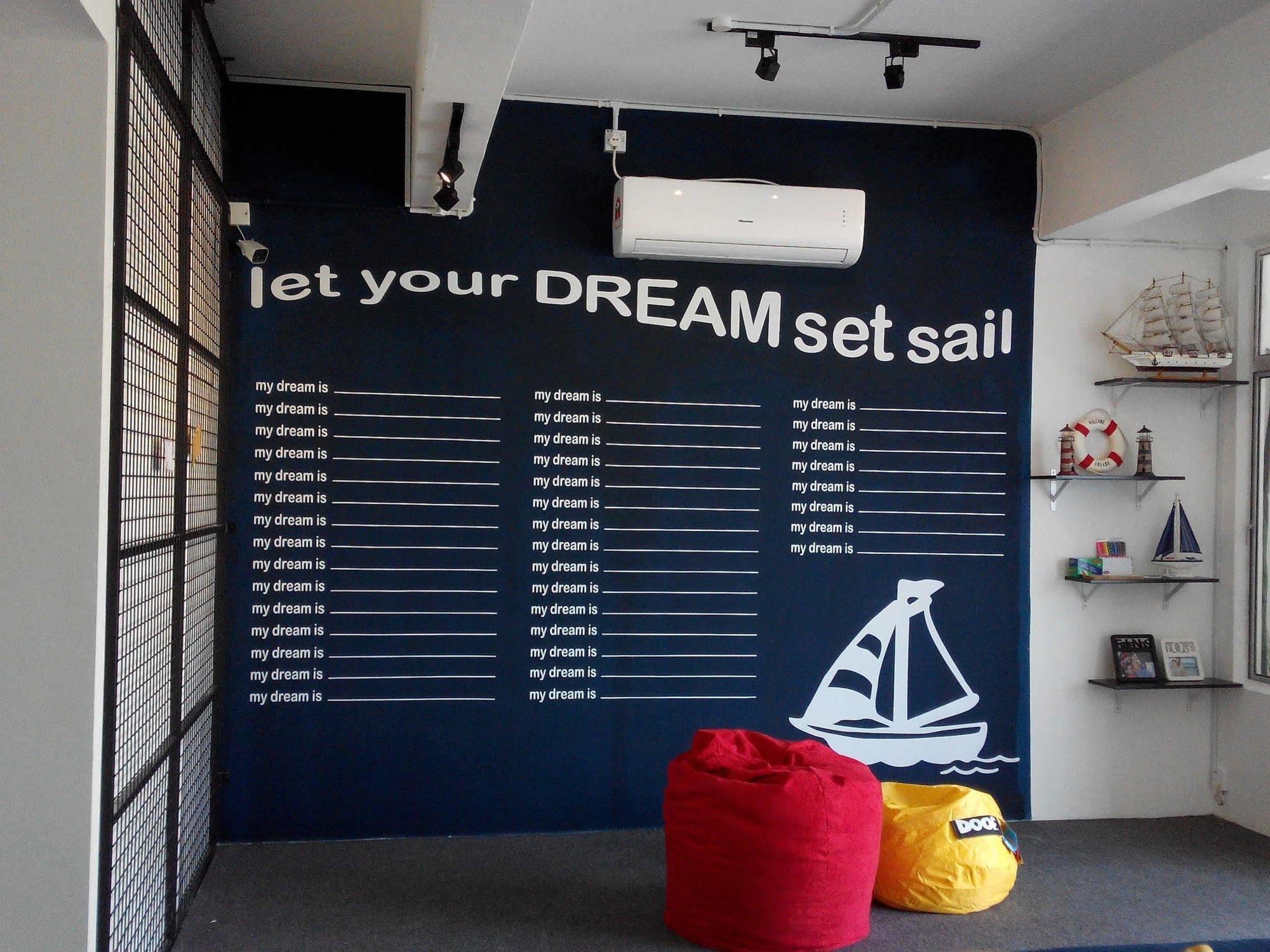Roof Talk Theme Hostel Johor Bahru Esterno foto
