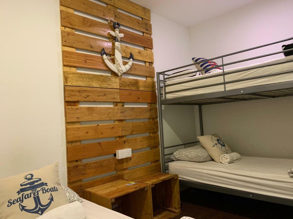 Roof Talk Theme Hostel Johor Bahru Esterno foto